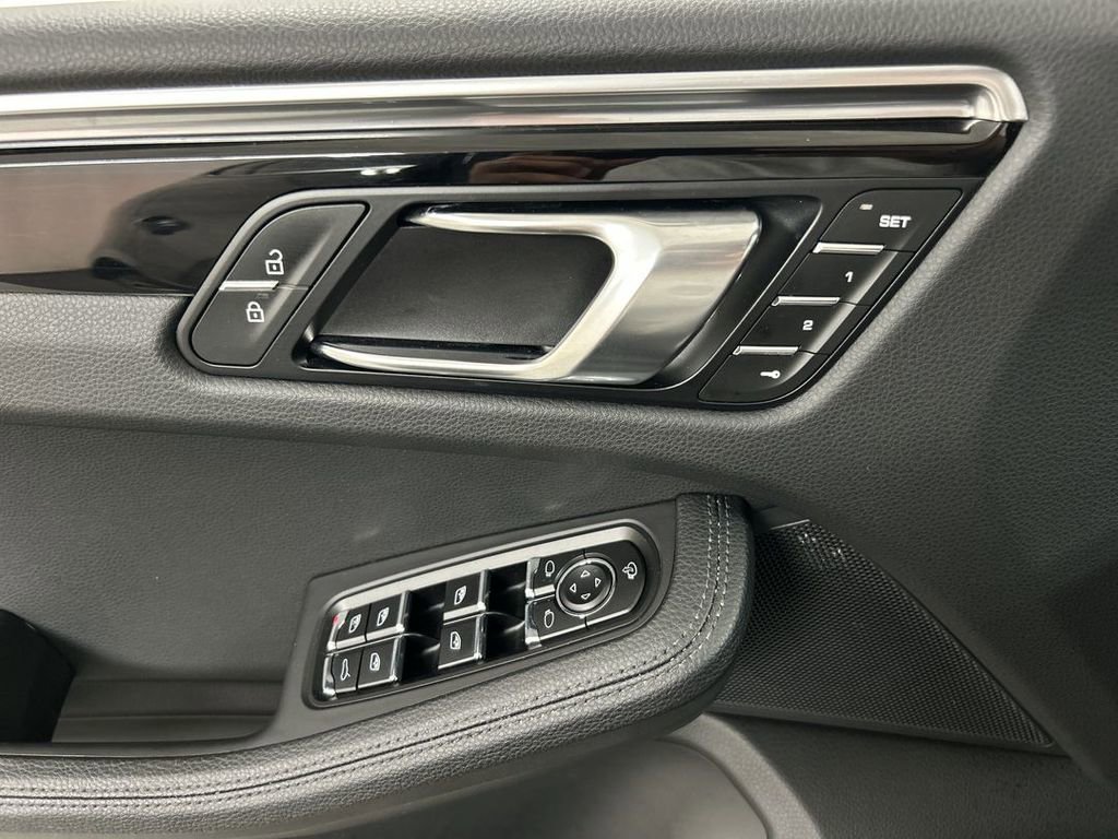 Certified 2024 Porsche Macan AWD/4WD image 11