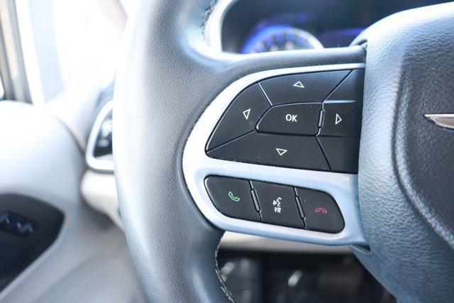 Used 2022 Chrysler Pacifica Touring-L image 19