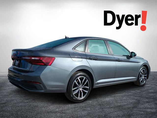 Used 2025 Volkswagen Jetta SE image 3