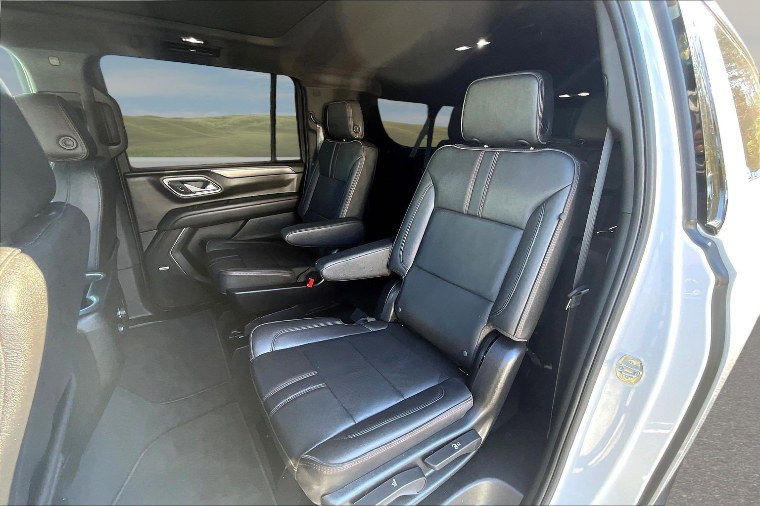 Used 2024 Chevrolet Suburban RST w/ Luxury Package AWD/4WD image 14