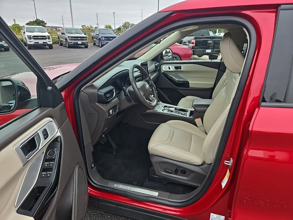 Certified 2022 Ford Explorer Platinum w/ Equipment Group 601A image 11