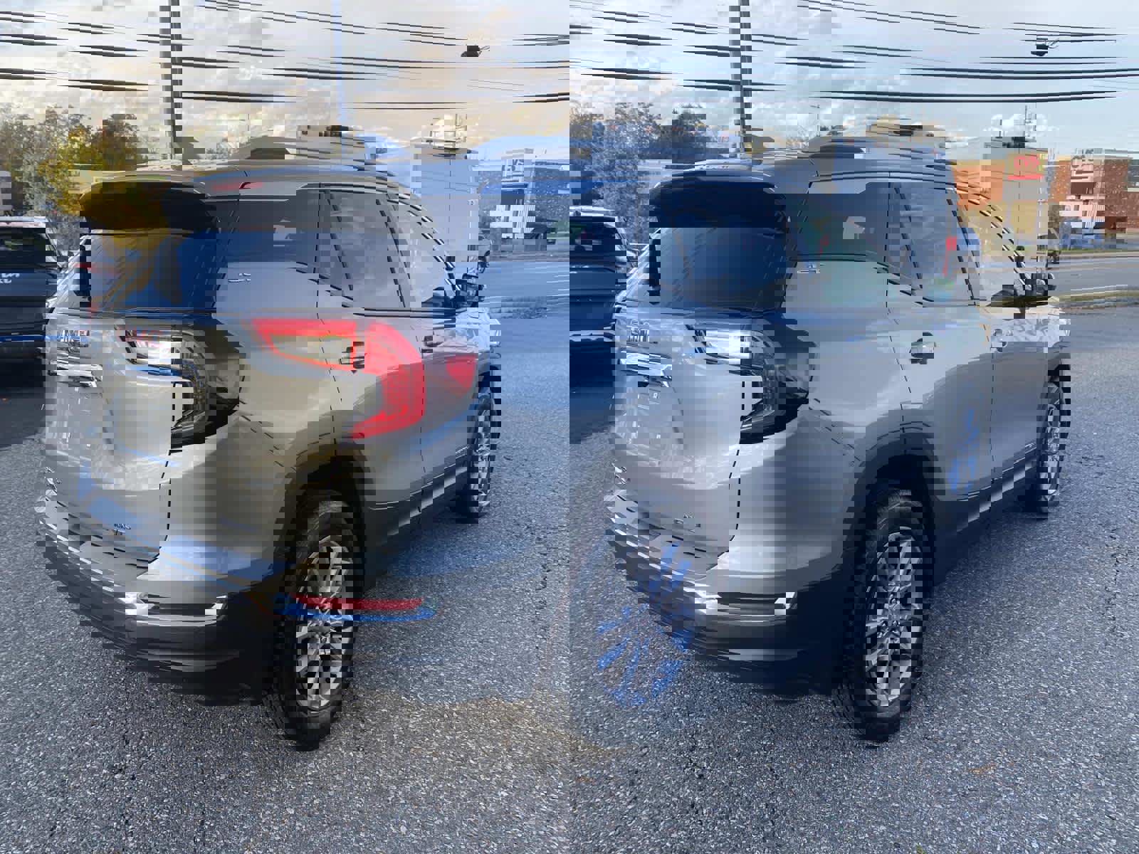 Used 2024 GMC Terrain SLT image 3