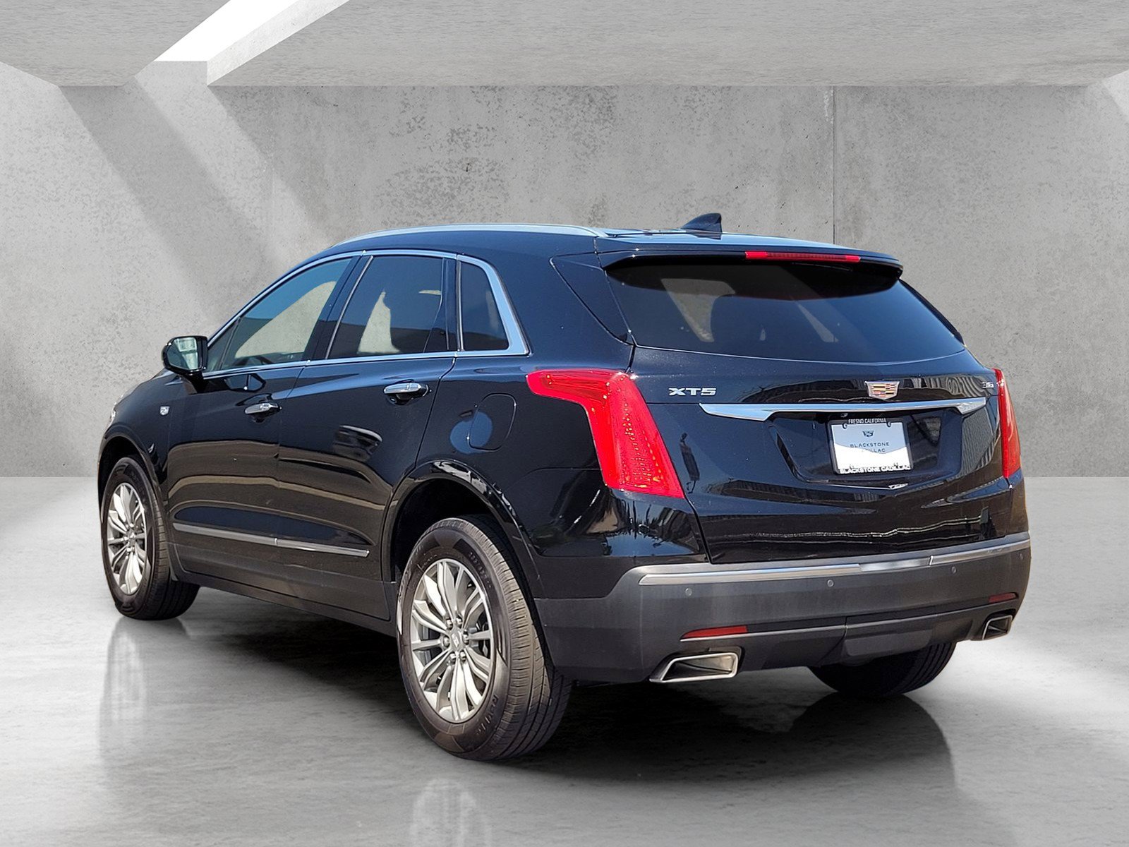 Used 2017 Cadillac XT5 Luxury w/ Driver Awareness Package FWD image 6