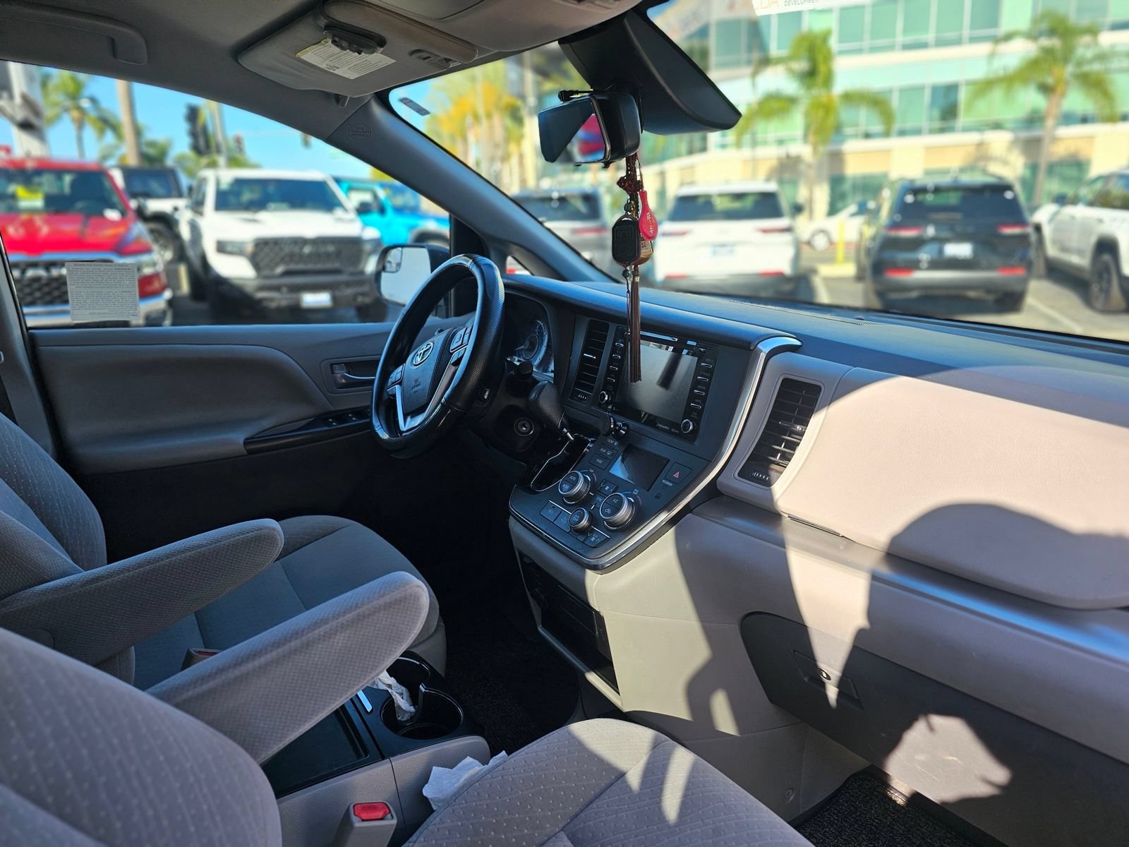 Used 2018 Toyota Sienna LE w/ Carpet Mat Package FWD image 23