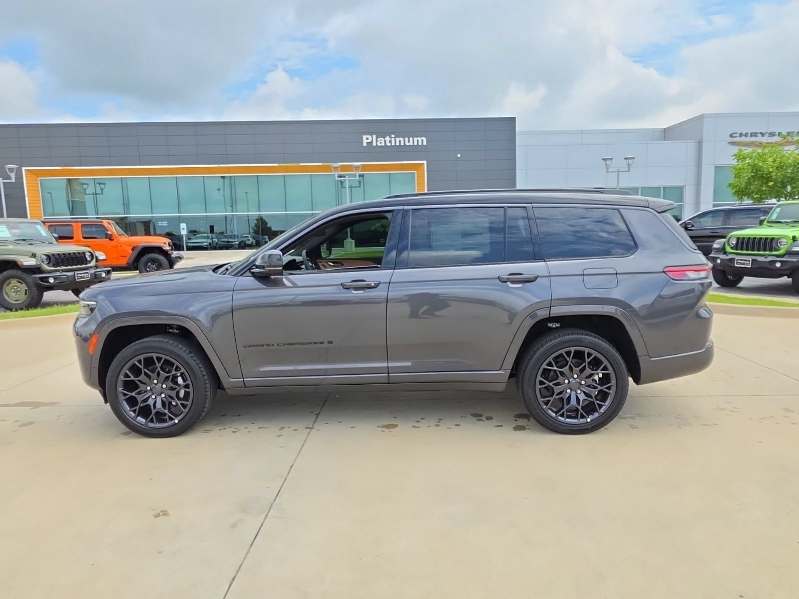 New 2026 Jeep Grand Cherokee L Summit w/ Obsidian Package AWD/4WD image 2
