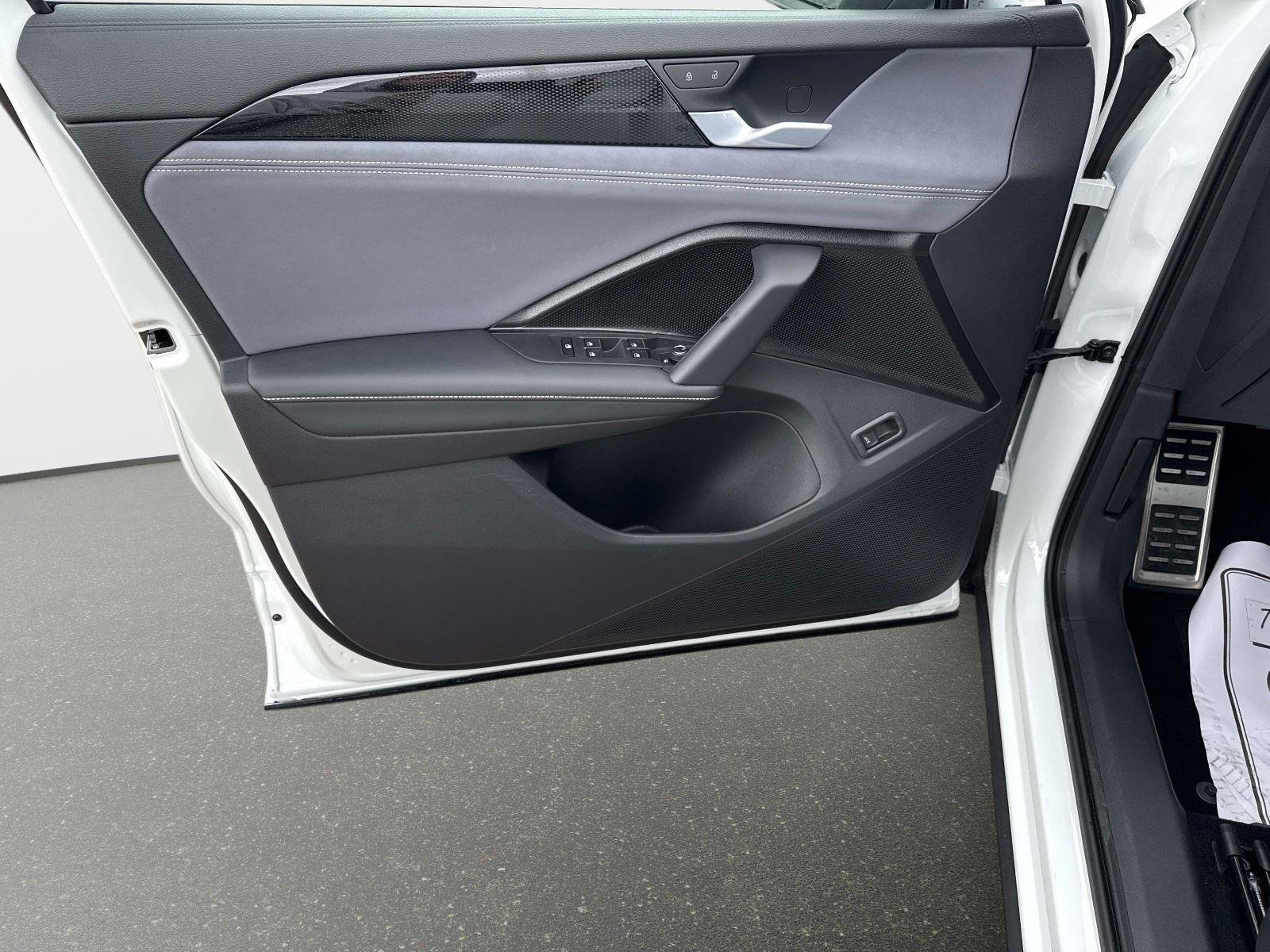 New 2026 Volkswagen Tiguan SE R-Line image 18