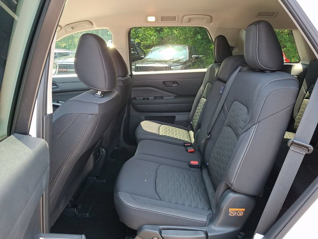 Used 2025 Nissan Pathfinder S AWD/4WD image 12