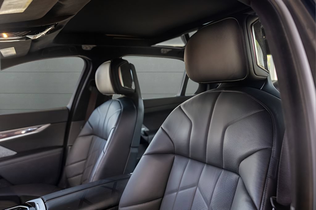 Used 2024 BMW i7 M70 AWD/4WD image 2