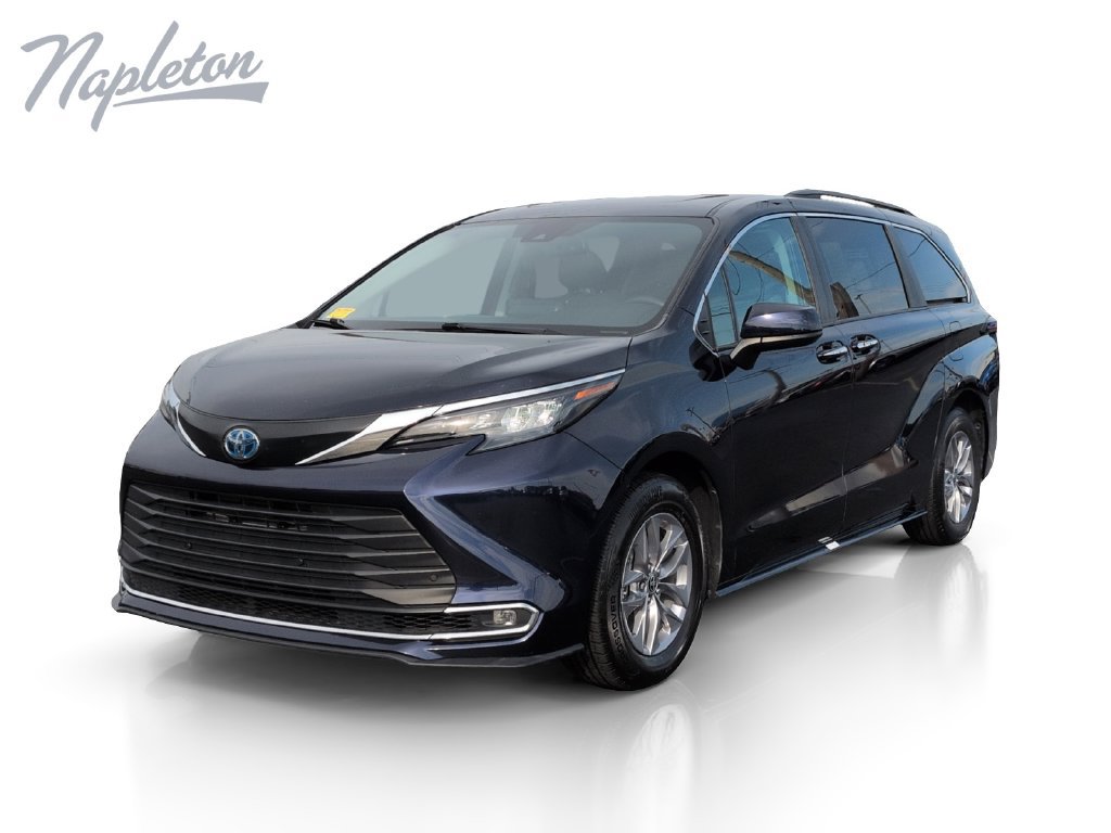 Used 2024 Toyota Sienna XLE FWD image 1
