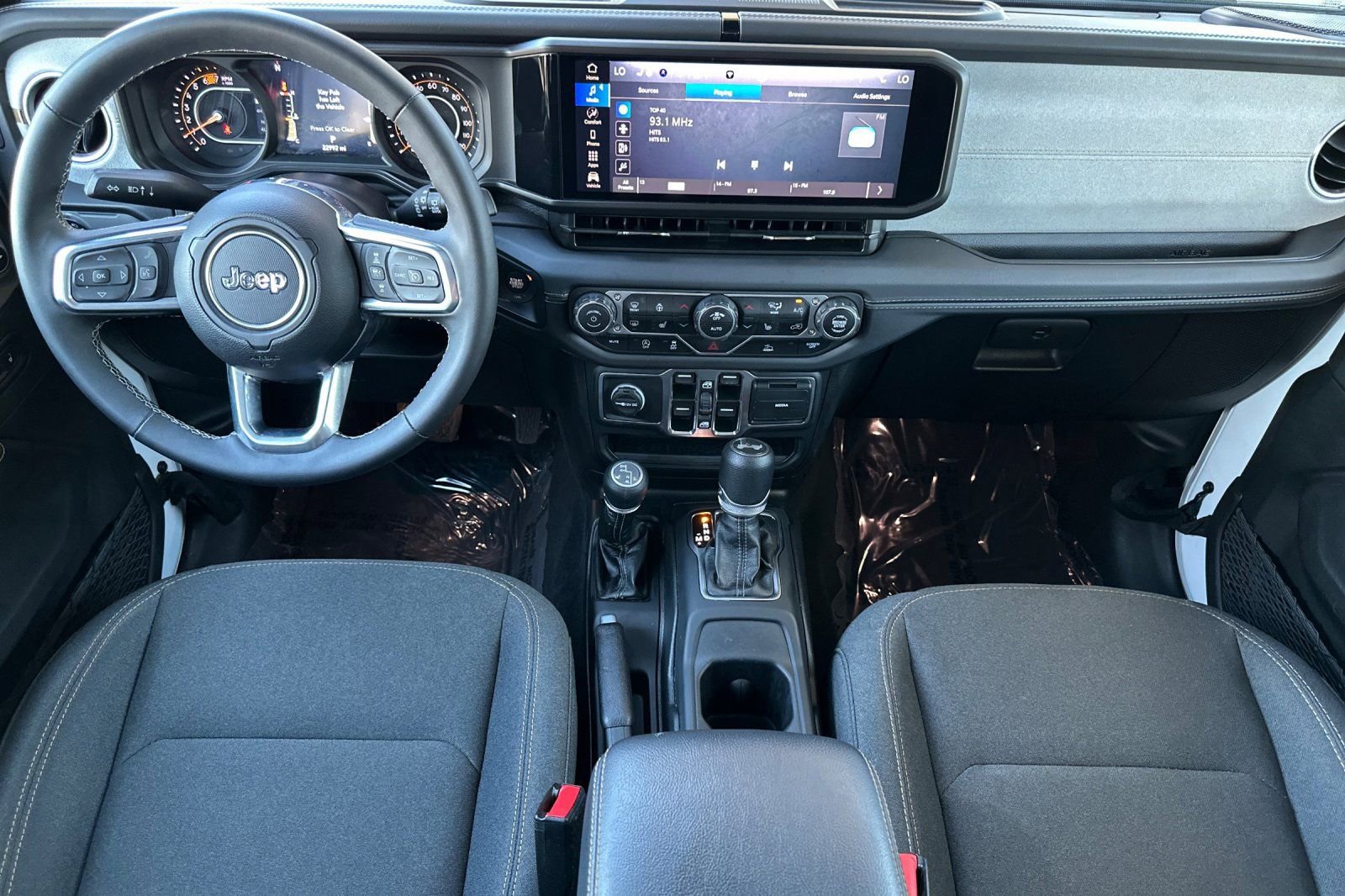 Used 2025 Jeep Wrangler Sahara image 13