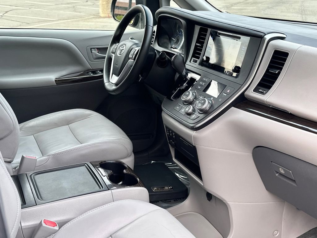 Used 2017 Toyota Sienna XLE w/ XLE Navigation Package FWD image 6