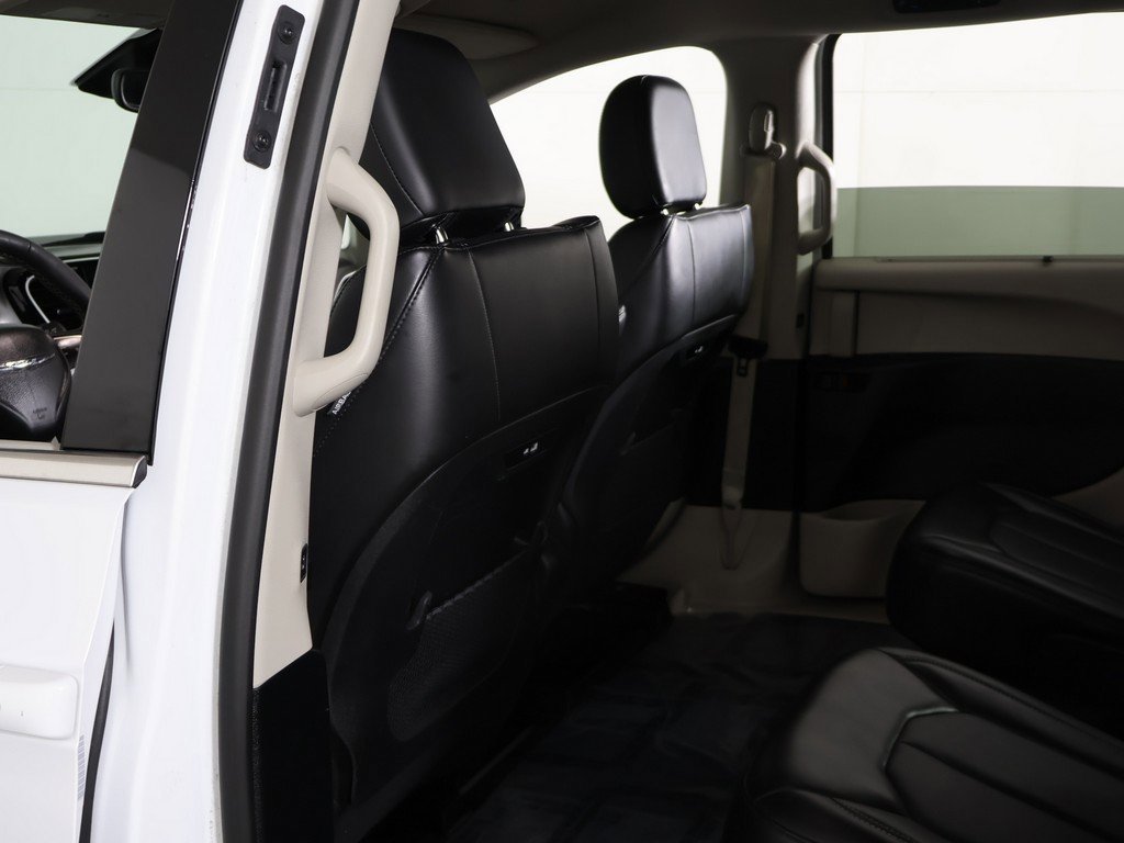 Used 2024 Chrysler Pacifica Touring-L image 25