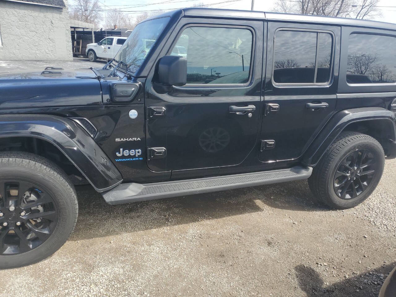 Used 2023 Jeep Wrangler Unlimited Sahara w/ Cold Weather Group AWD/4WD image 5