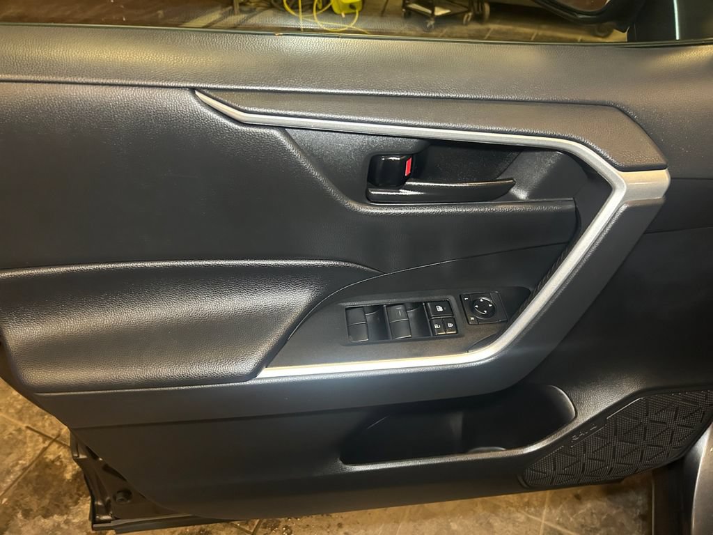 Used 2022 Toyota RAV4 LE AWD/4WD image 21