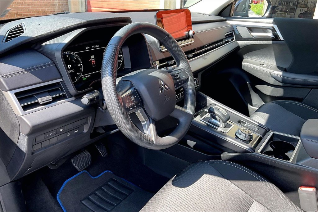 Used 2025 Mitsubishi Outlander ES AWD/4WD image 13
