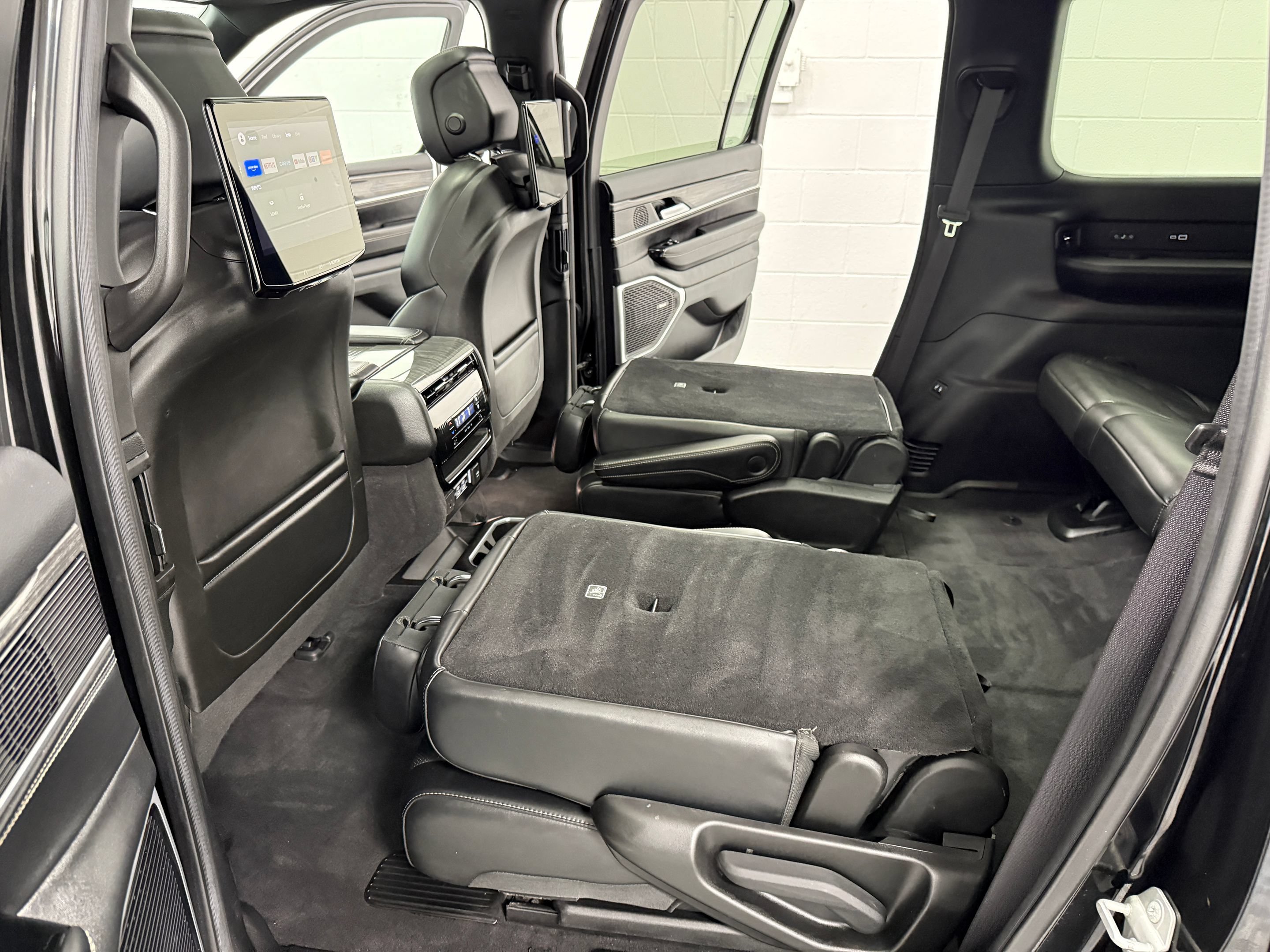 Used 2022 Jeep Wagoneer Series III w/ Premium Group I AWD/4WD image 18