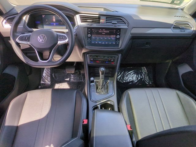 Used 2022 Volkswagen Tiguan SE w/ Panoramic Sunroof Package FWD image 24