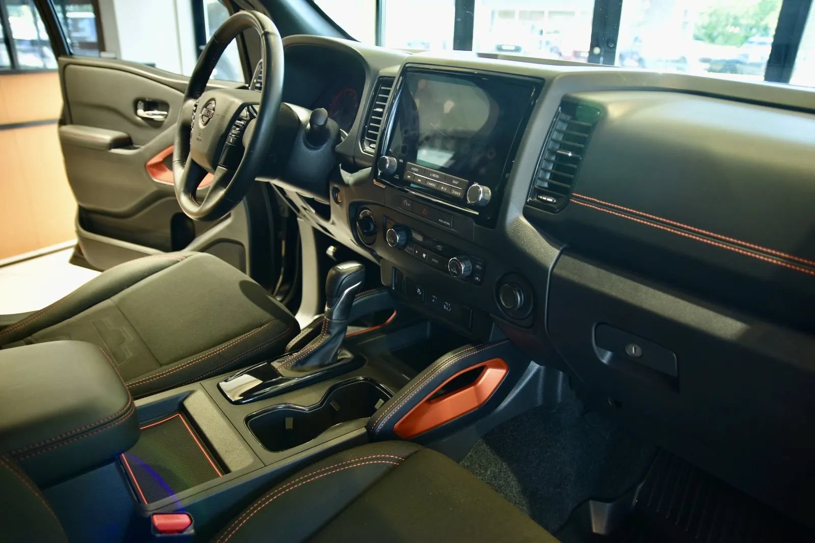 Used 2024 Nissan Frontier PRO-4X w/ Technology Package AWD/4WD image 25
