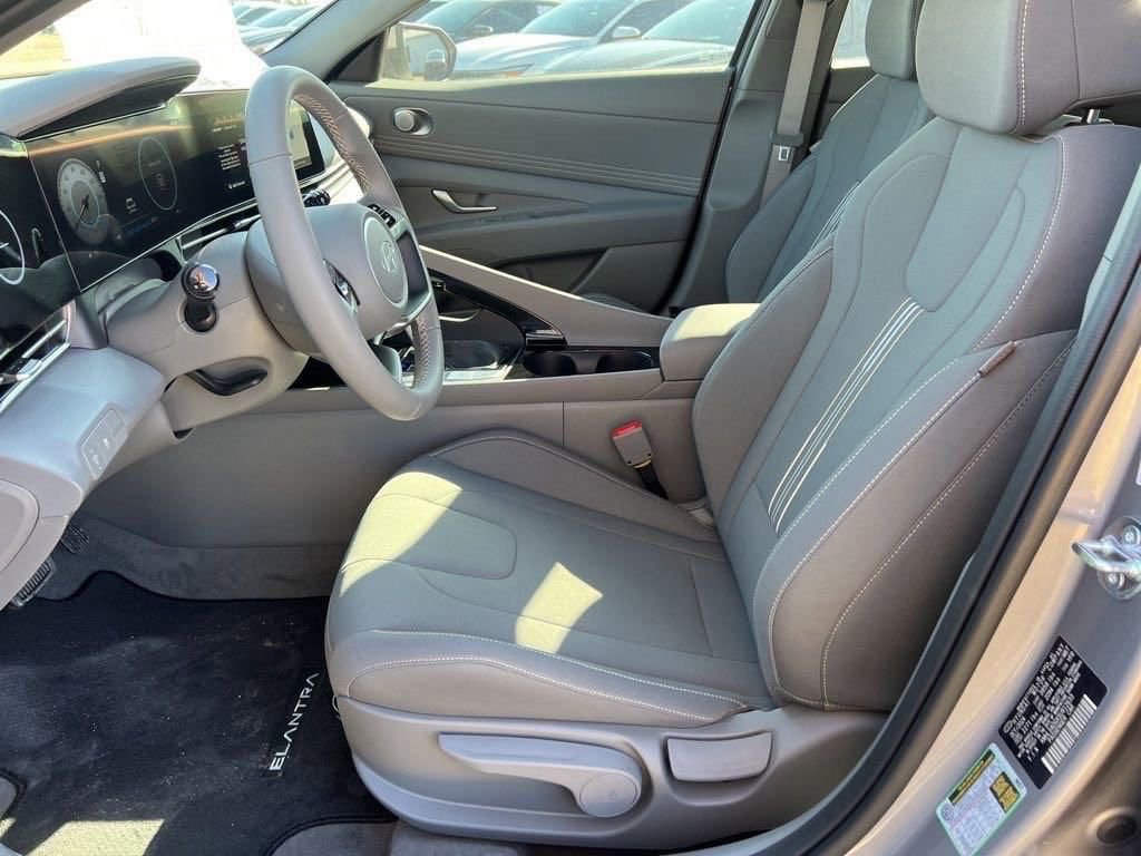 Used 2025 Hyundai Elantra Sport image 14