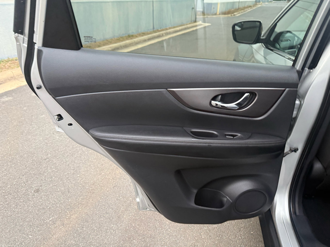 Used 2016 Nissan Rogue SV image 17
