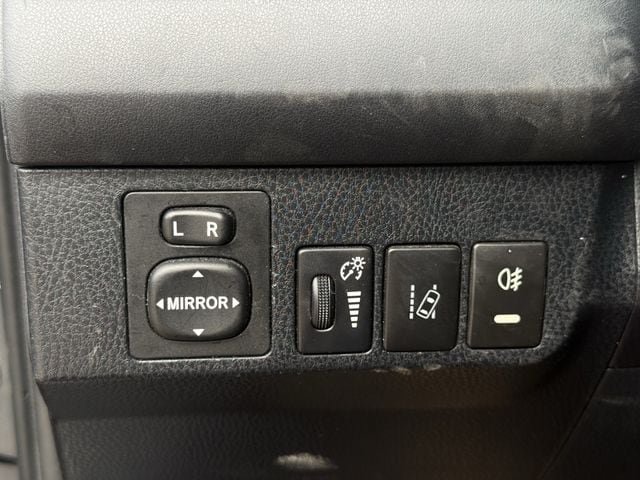 Used 2018 Toyota RAV4 LE FWD image 22