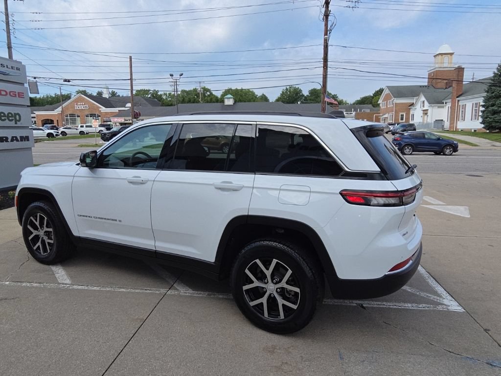 Certified 2025 Jeep Grand Cherokee Limited w/ Trailer Tow Package AWD/4WD image 10