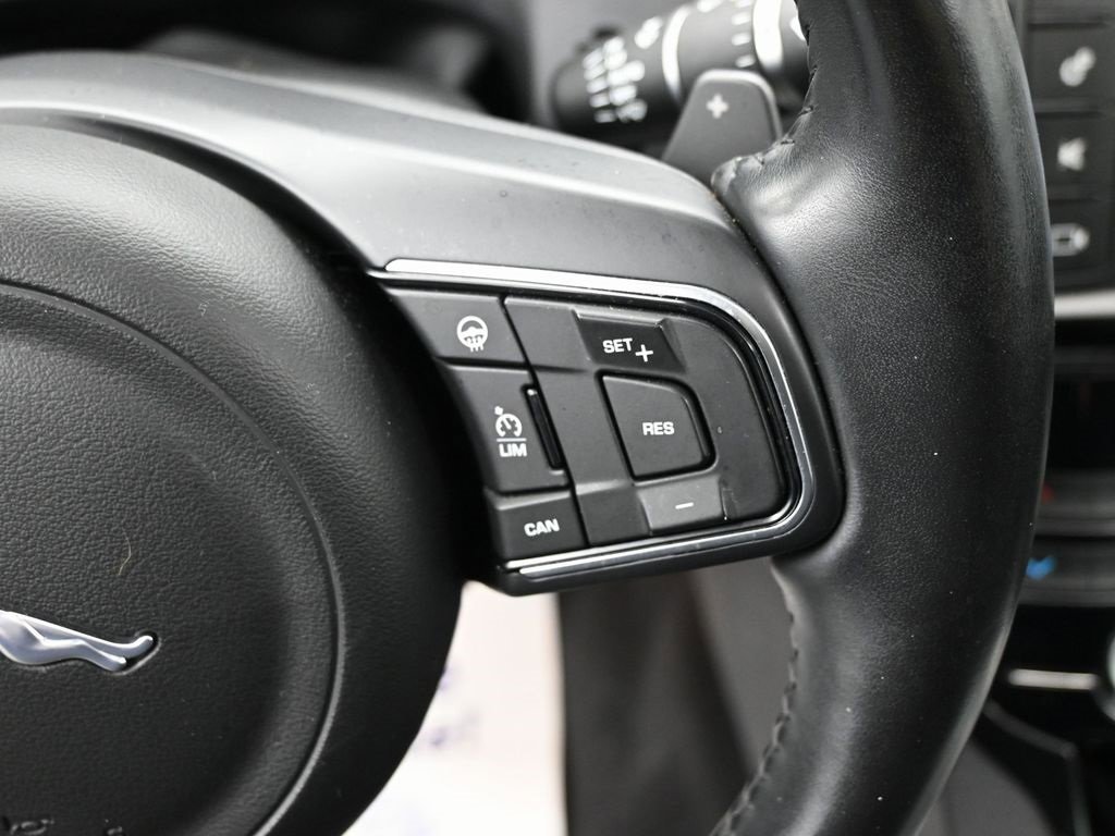 Used 2017 Jaguar XE Premium image 20