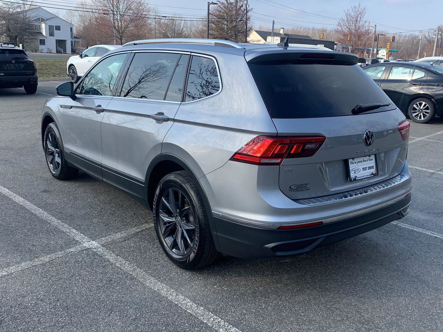 Used 2024 Volkswagen Tiguan SE w/ Panoramic Sunroof Package image 3