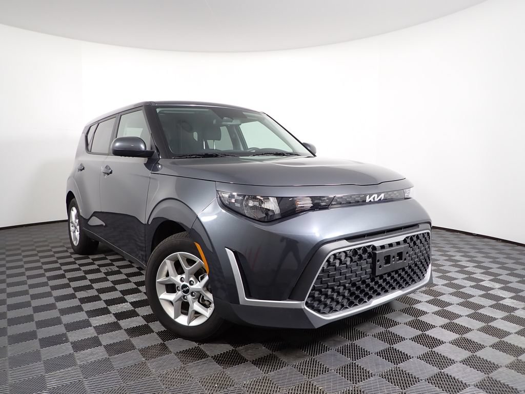 Used 2025 Kia Soul LX w/ LX Technology Package FWD image 4