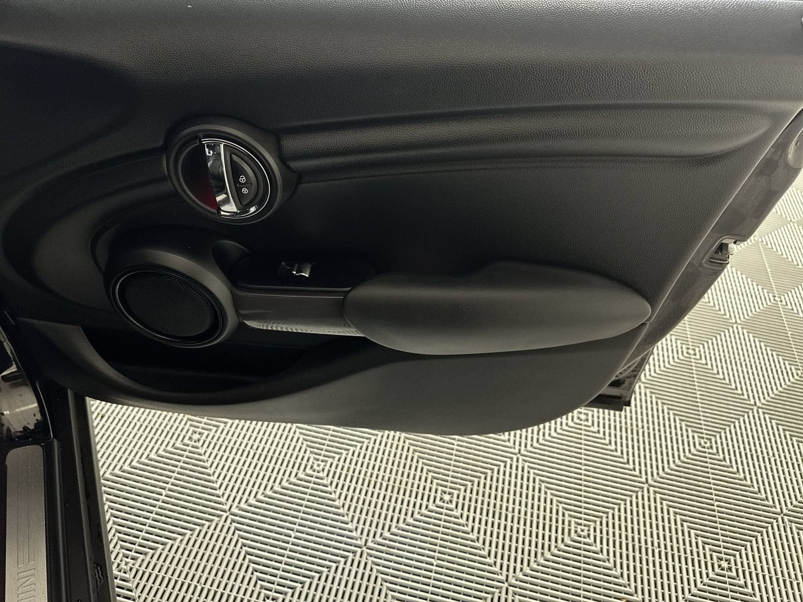 Used 2016 MINI Cooper 4-Door Hardtop FWD image 32
