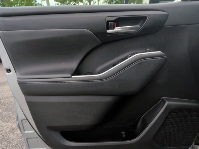 Used 2021 Toyota Highlander XLE FWD image 13