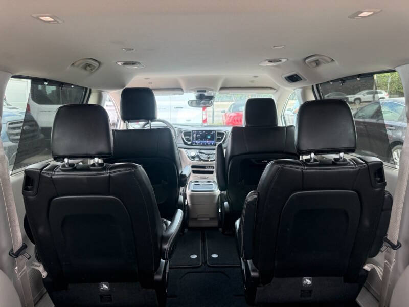 Used 2024 Chrysler Pacifica Touring-L FWD image 16