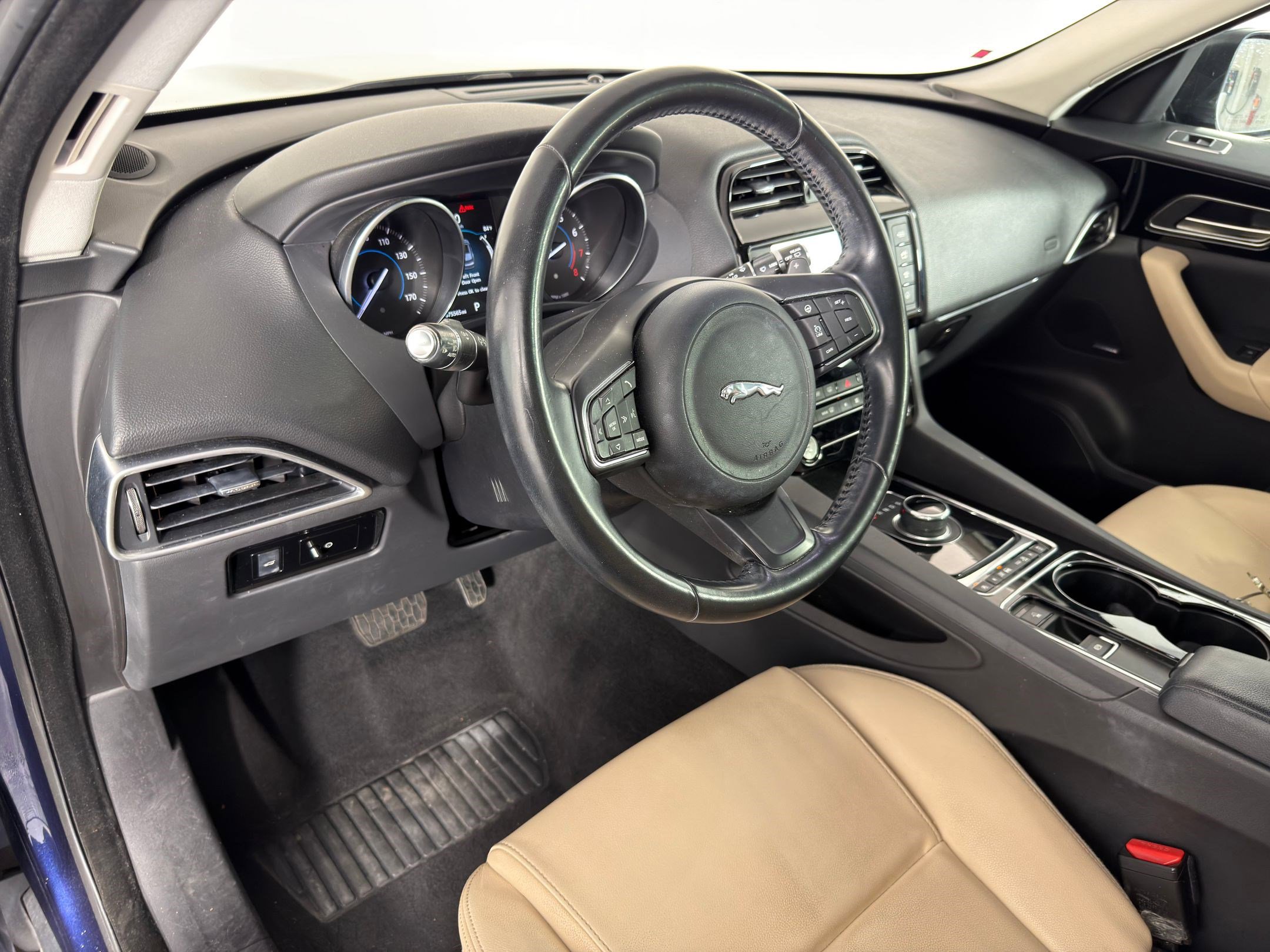 Used 2017 Jaguar F-PACE Premium image 4