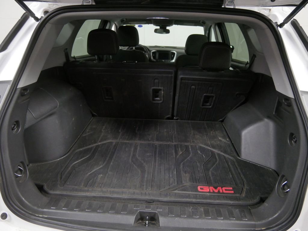 Used 2023 GMC Terrain SLE w/ Driver Convenience Package image 5