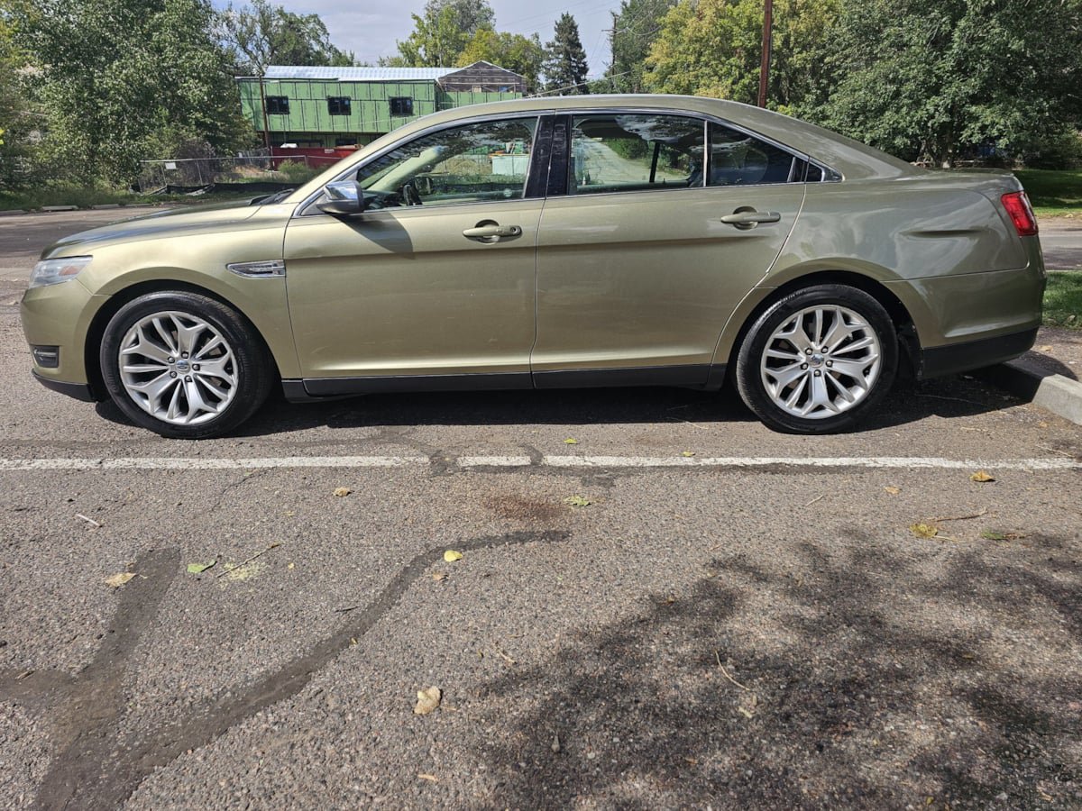 Used 2013 Ford Taurus Limited FWD image 2