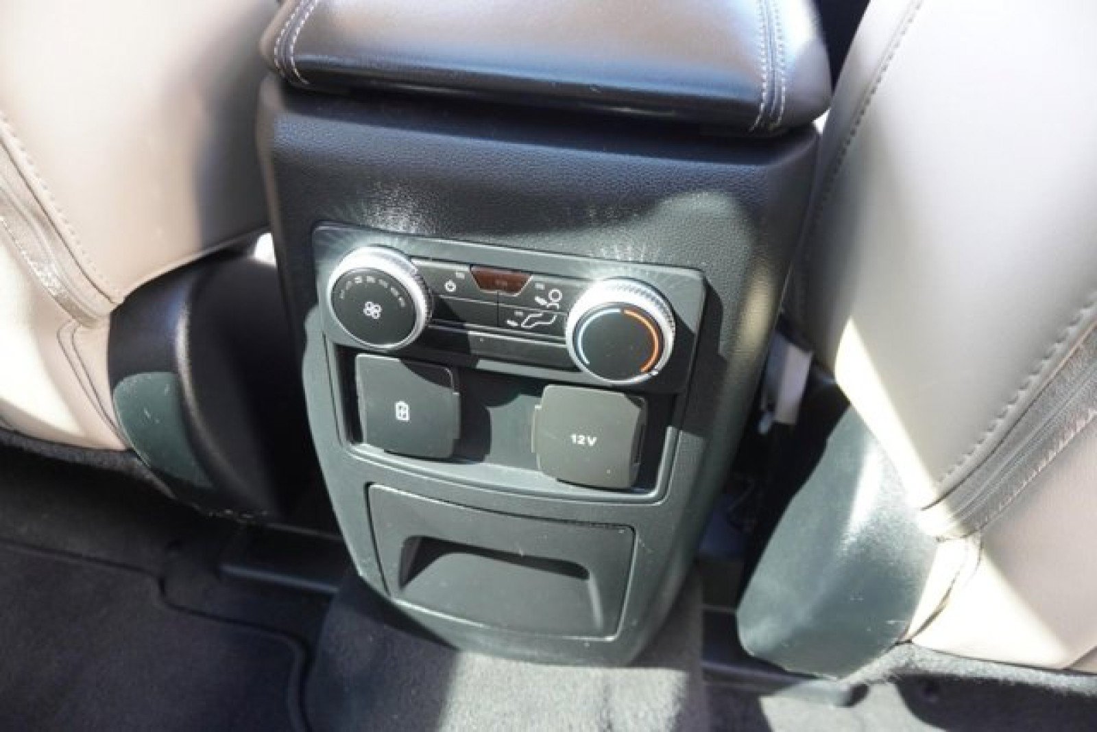 Used 2022 Ford Explorer XLT w/ Equipment Group 202A AWD/4WD image 23