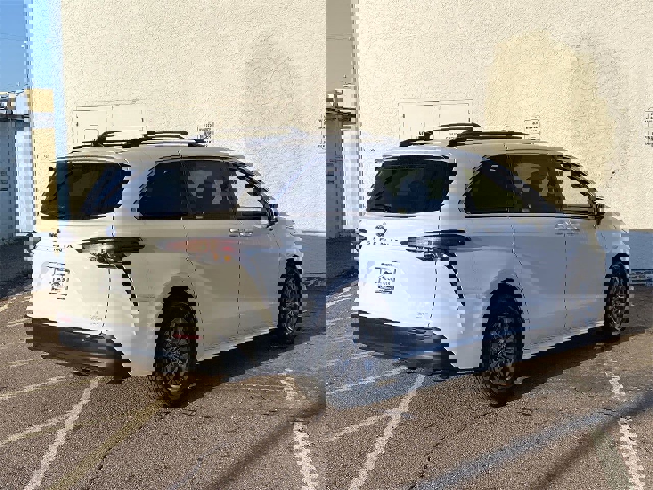 Used 2023 Toyota Sienna LE image 5