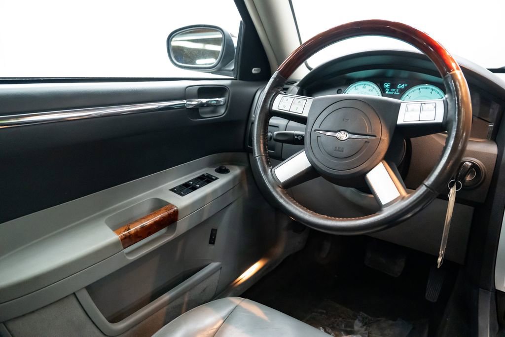 Used 2006 Chrysler 300 C w/ Protection Group II image 11