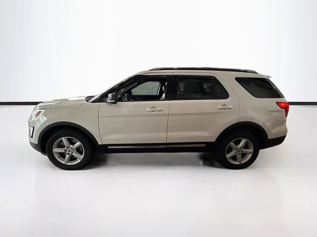 Used 2017 Ford Explorer XLT w/ Equipment Group 202A AWD/4WD image 9