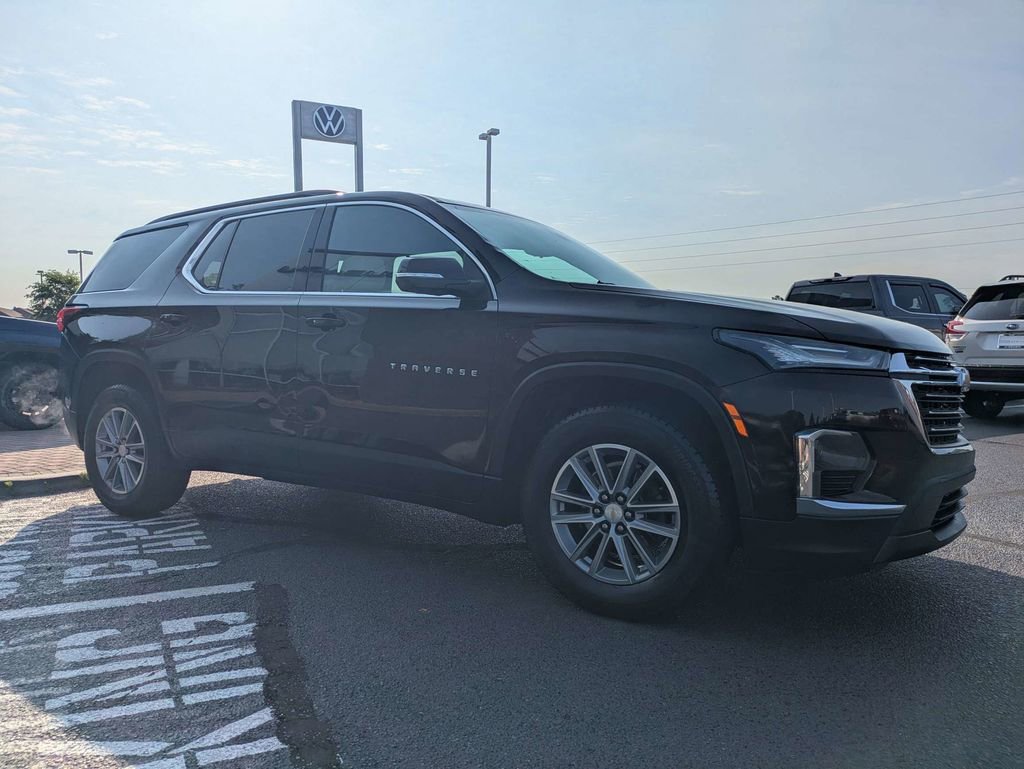 Used 2022 Chevrolet Traverse LT FWD image 3