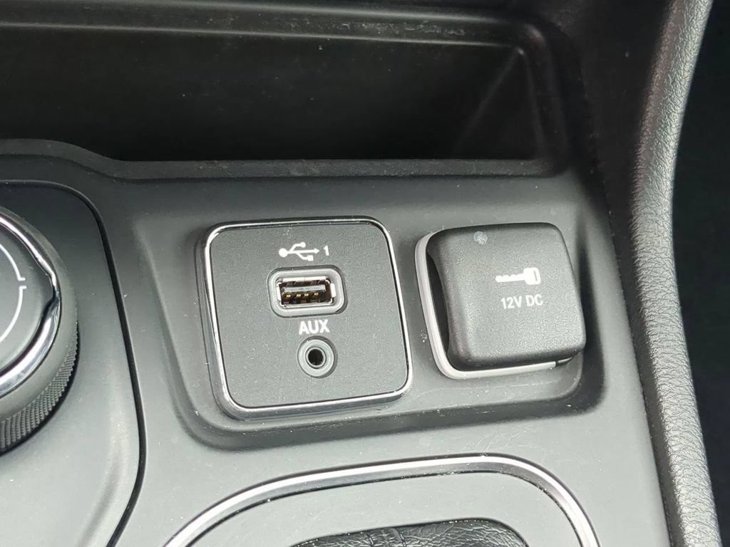 Used 2020 Jeep Cherokee Latitude Plus AWD/4WD image 17
