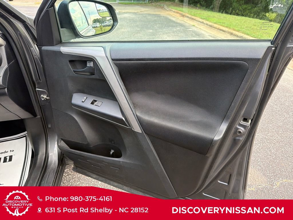 Used 2018 Toyota RAV4 LE FWD image 38