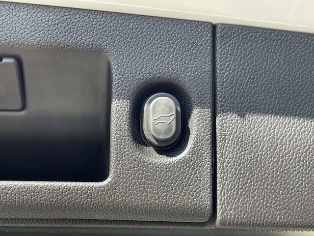 Used 2020 Chevrolet Suburban Premier AWD/4WD image 12