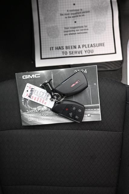 Used 2024 GMC Sierra 1500 Elevation AWD/4WD image 9