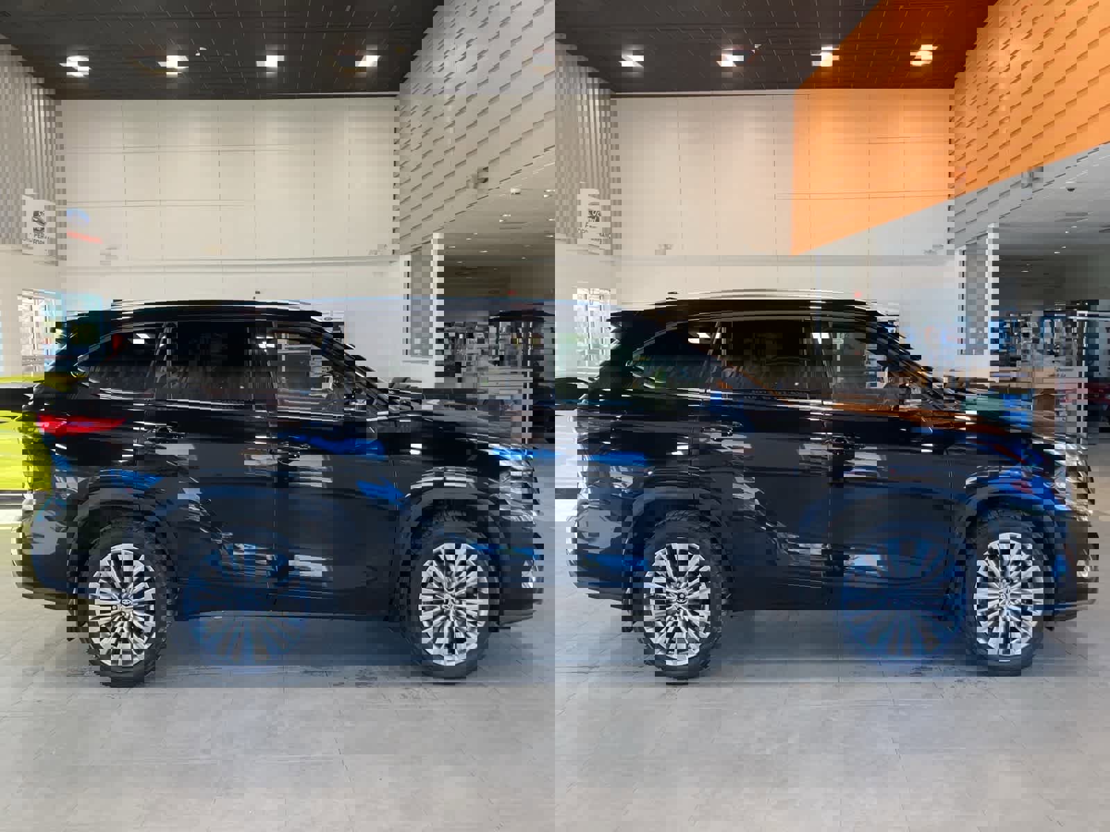 Used 2023 Toyota Highlander L image 4