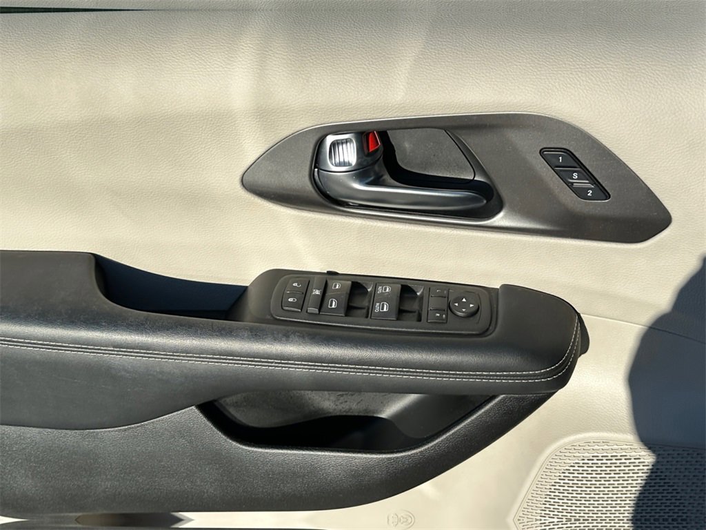 Used 2023 Chrysler Pacifica Touring-L image 23