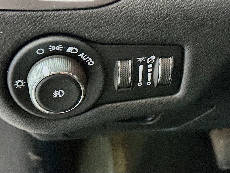 Used 2019 Jeep Cherokee Latitude Plus w/ Cold Weather Group image 10