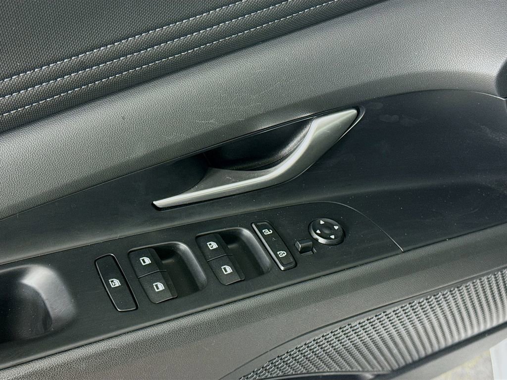 Certified 2025 Hyundai Elantra Limited image 18