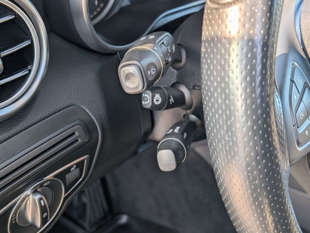 Used 2018 Mercedes-Benz GLC 300 4MATIC image 32