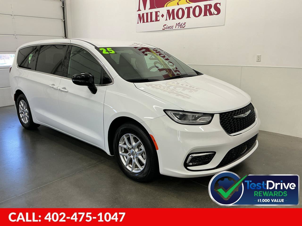 Used 2025 Chrysler Pacifica Select